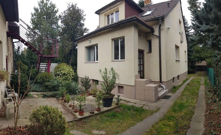 PREDAJ veľký RD v Dúbravke, na podnikanie aj bývanie s veľkým pozemkom blízko centra – EXPISREAL - fotografia 1