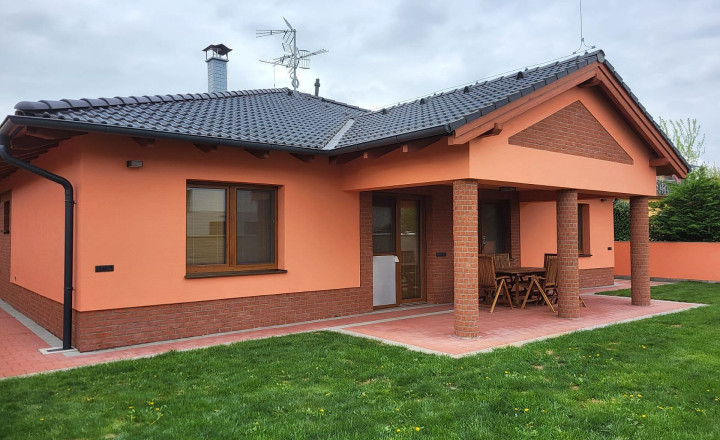 PRENAJOM Rodinný dom - bungalov v Stupave, vhodný aj na podnikanie EXPIS REAL - fotografia 1